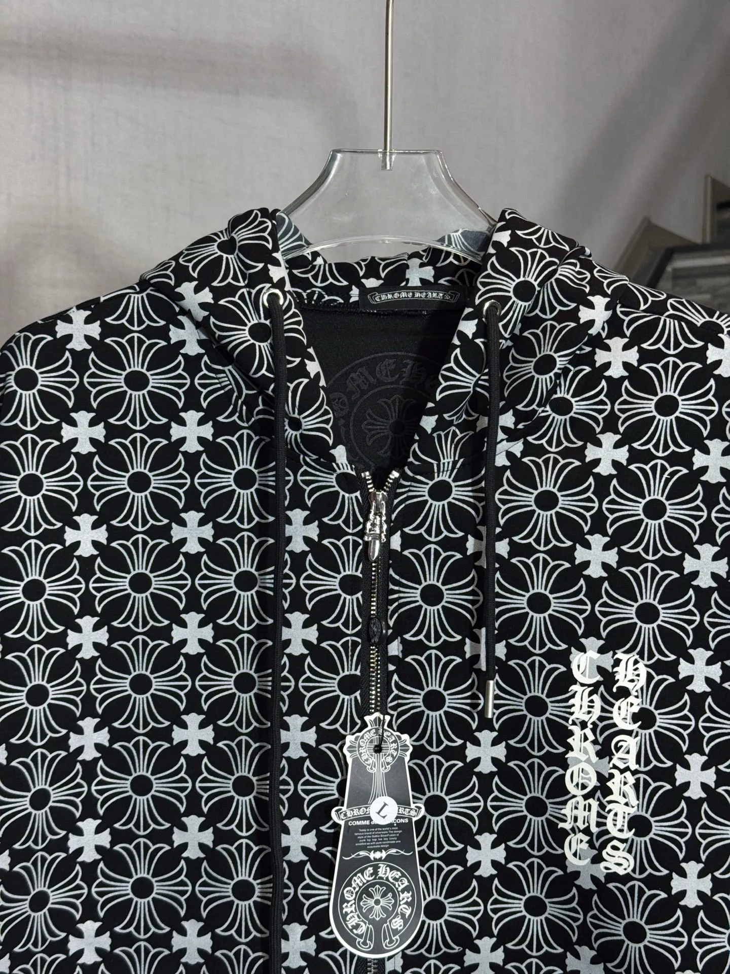 P320 model number: HE362 Chromehearts - Chromehearts all-over printed cross-flower hooded jacket. The fabric is made of high-gram heavyweight terry cotton fabric. The upper body is warm and comfortable, and the hand feels delicate. The surface of the clothes is made of all-over offset printing technology, which highlights the characteristics of the overall clothing. The Sanskrit letters on the arms and the horseshoe print on the back are very conspicuous, which enhances the overall sense of high-end. The custom-made Chromehearts pattern hardware zipper is made by a large factory. You can buy it with confidence.  Color: Picture color Size: S M L XL